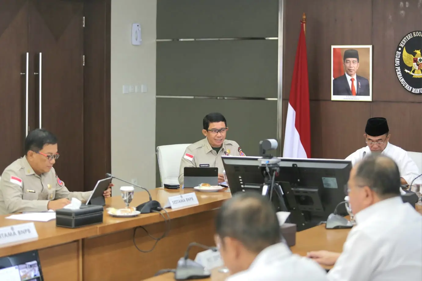 Kepala BNPB Letjen TNI Suharyanto, S. Sos., M.M. menghadiri rapat tingkat Menteri yang dipimpin oleh Menko PMK Muhadjir Effendy yang dihelat di Kantor Menko PMK, dan dihadiri juga oleh Menteri Pertanian Amran Sulaiman di Jakarta pada Senin (19/2). 